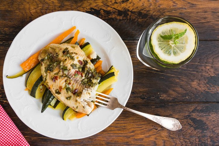 Tilapia mit Zucchini in Folie