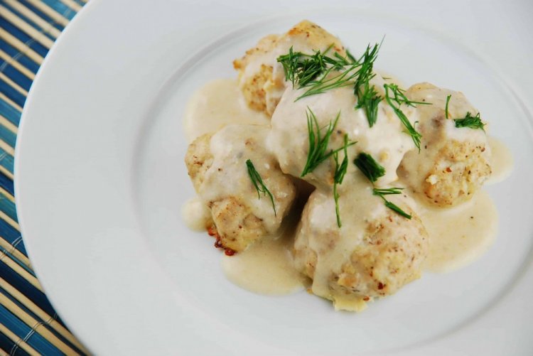 Tilapia-Frikadellen in Sauerrahm