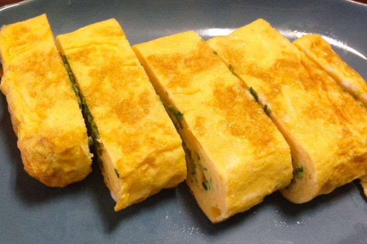 Tamagoyaki mit Mais und Erbsen