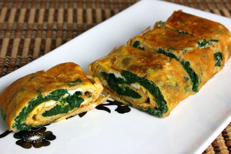 Japanisches Omelett Tamagoyaki mit Spinat