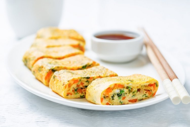 Japanisches Omelett Tamagoyaki mit Paprika