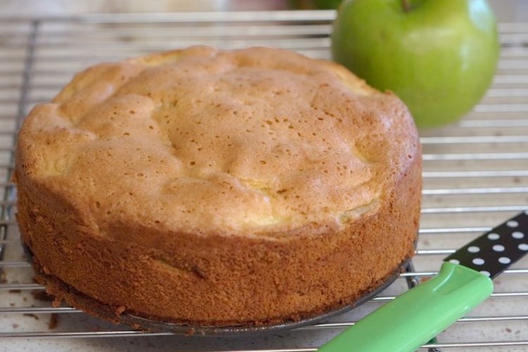Charlotte with Grated Apples and Starch