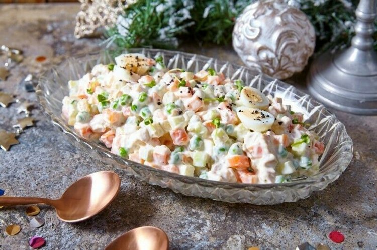 Olivier-Salat mit frischen Gurken