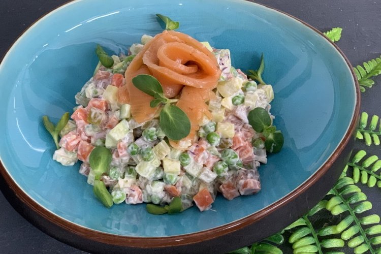 Olivier-Salat mit leicht gesalzenem Lachs