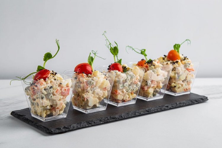 Olivier-Salat mit Tintenfisch und Tomaten
