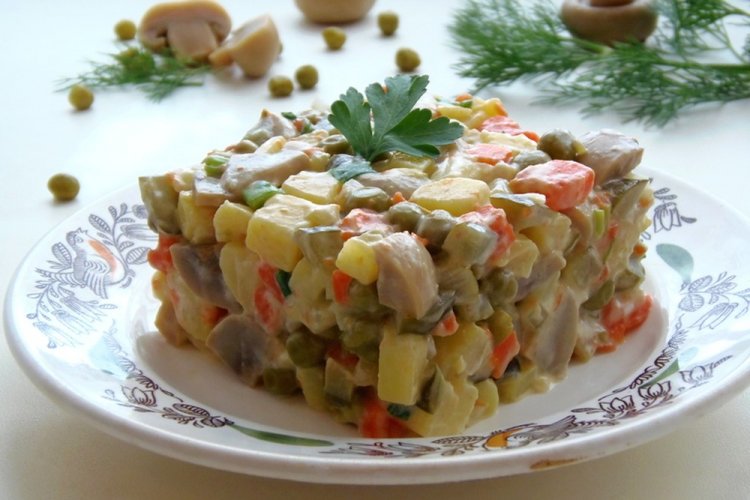Olivier-Salat mit eingelegten Pilzen
