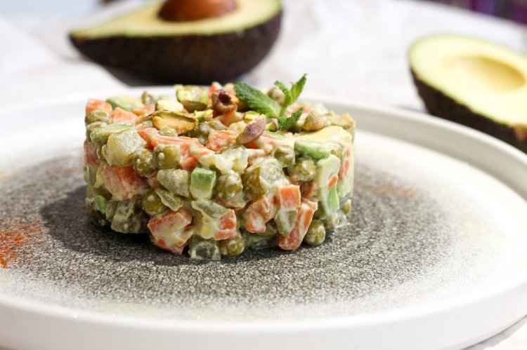 Gesunder Olivier mit Avocado