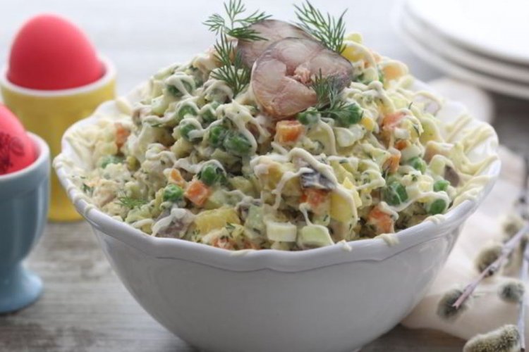 Olivier-Salat mit geräucherter Makrele