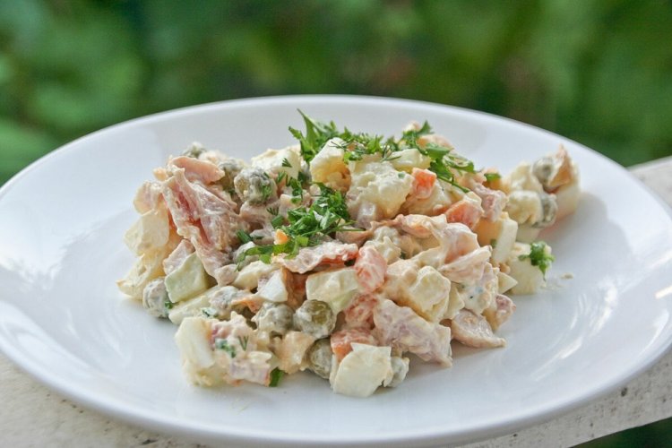 Olivier-Salat mit geräuchertem Huhn