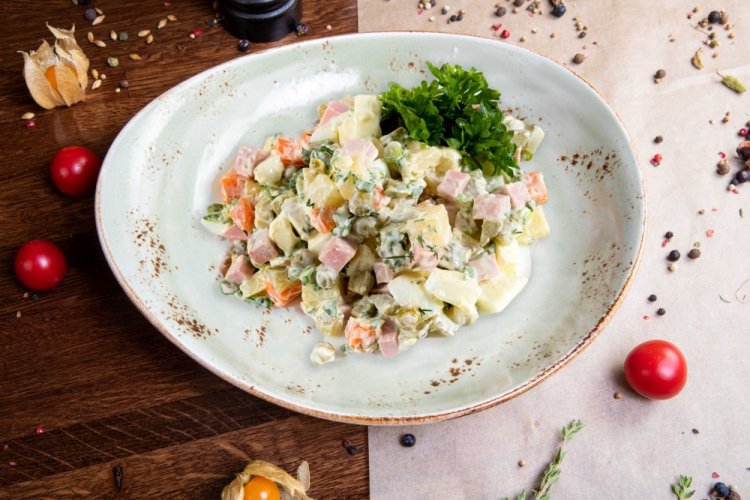 Olivier-Salat mit Würstchen