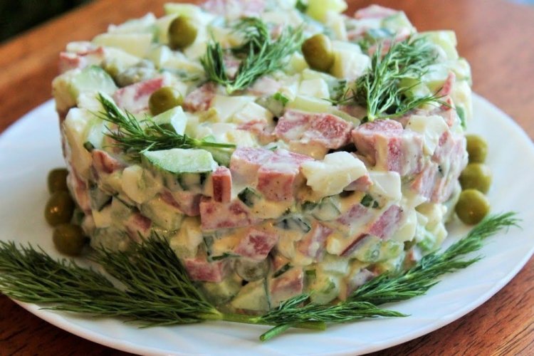Olivier-Salat mit Jägerwürstchen
