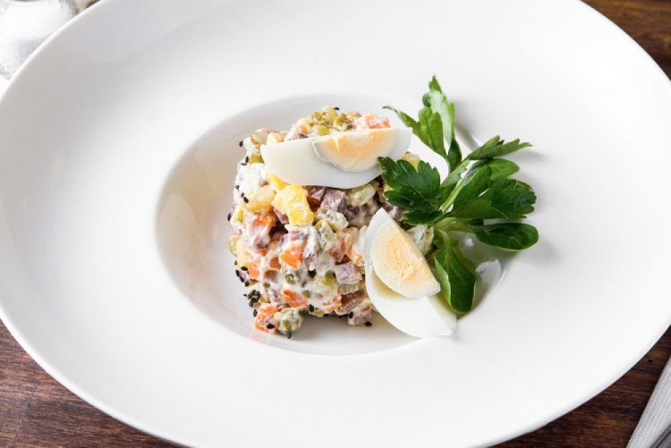 Olivier-Salat mit Rindfleisch
