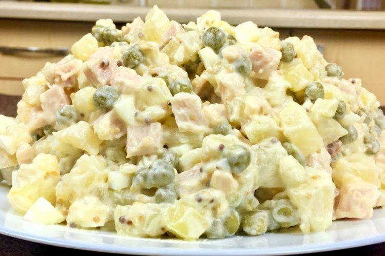 Olivier-Salat mit Huhn und Ananas