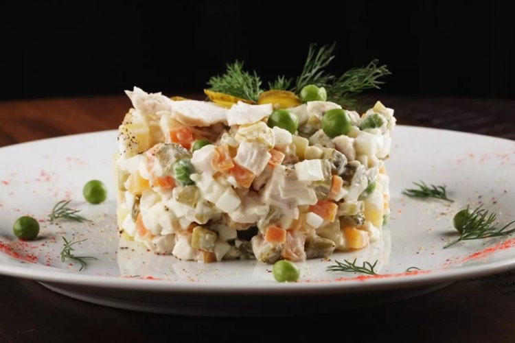 Olivier-Salat mit Äpfeln