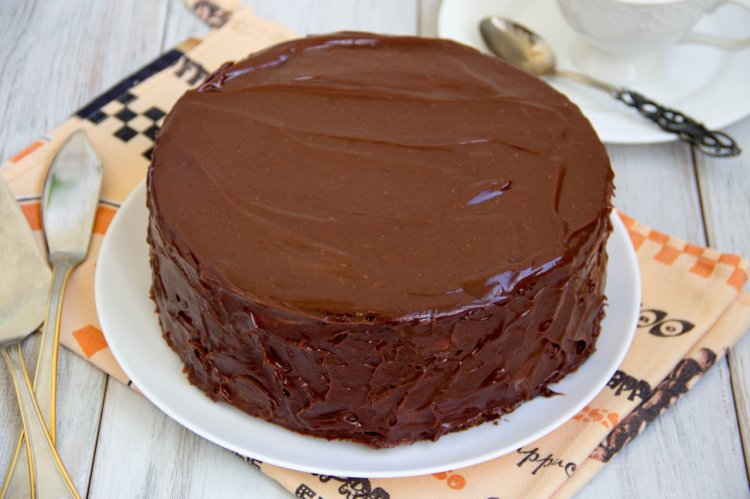 Tarta de chocolate con crema de mantequilla y glaseado de chocolate