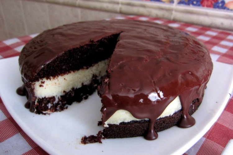 Tarta de chocolate con relleno de coco