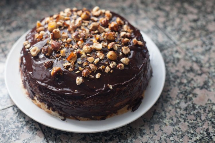 Tarta de chocolate con nueces glaseadas