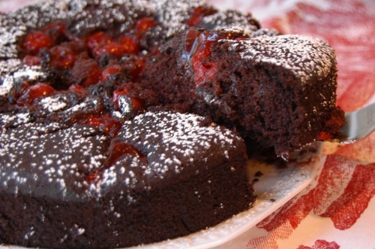 Tarta de chocolate con cerezas en olla de cocción lenta
