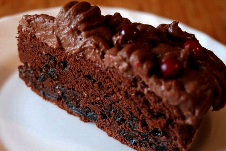 Tarta de chocolate con ciruelas pasas