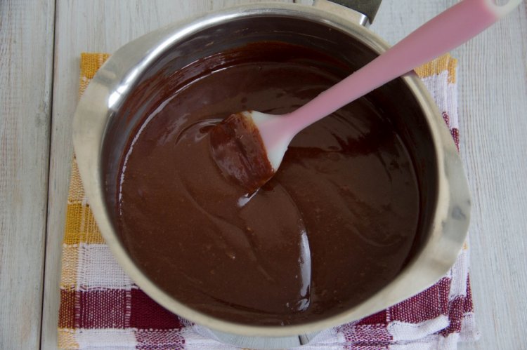Tarta de chocolate con crema de mantequilla y glaseado de chocolate