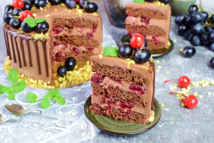 Tarta de chocolate con crema de queso y cerezas