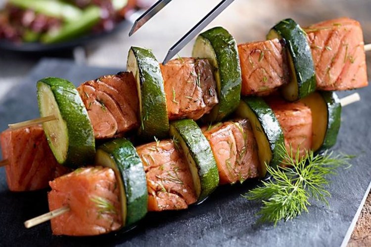 Lachs- und Zucchini-Spieße im Ofen