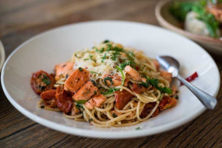 Pasta mit Lachs und Tomaten