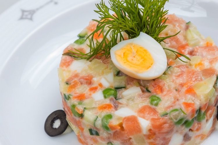 Olivier-Salat mit gebackenem Lachs