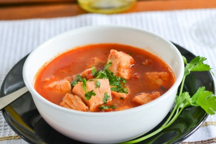 Soljanka mit Lachs und Tomatensaft
