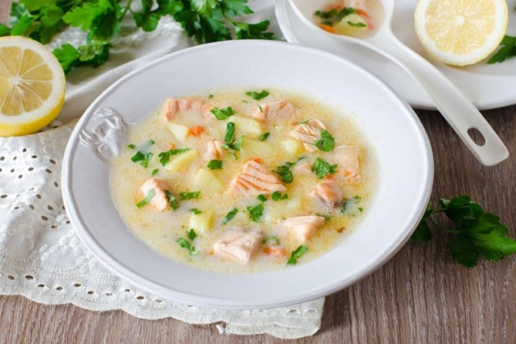 Ucha (Fischsuppe) mit Lachs und Schmelzkäse