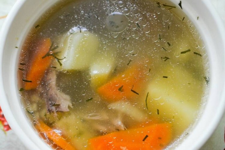 Rustikale Karauschen-Fischsuppe