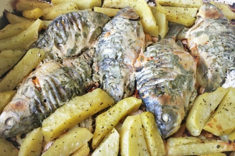 Karauschen mit Kartoffeln im Ofen