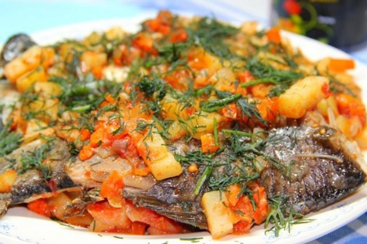 Karausche mit Karotten und Zwiebeln