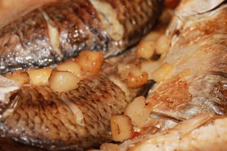 Gebackene Karausche mit Speck
