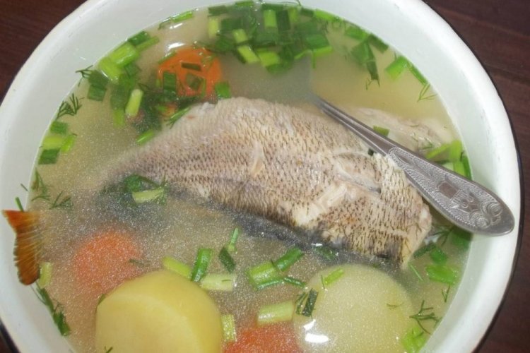 Karauschen-Fischsuppe mit Hirse