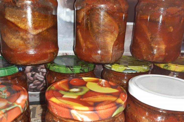 Karauschen-Konserven in Tomate