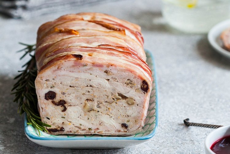 Terrina de pavo y conejo con avellanas