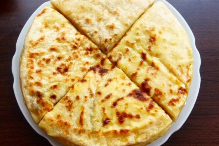 Khychiny mit Kefir und Suluguni