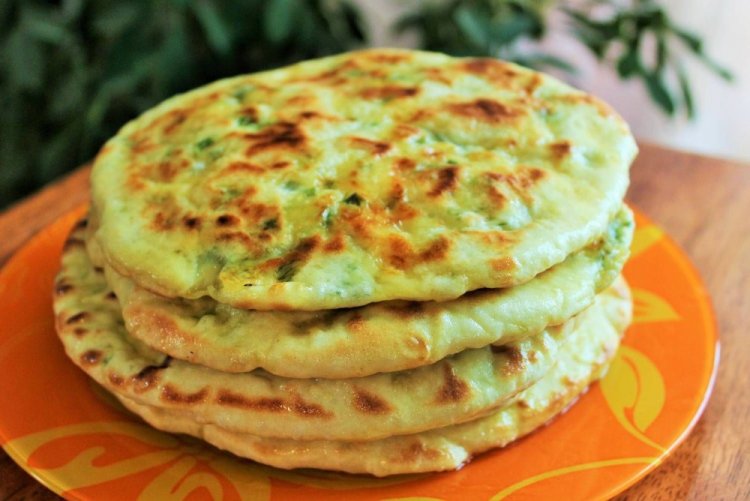 Khychiny mit Frühlingszwiebeln und Ei