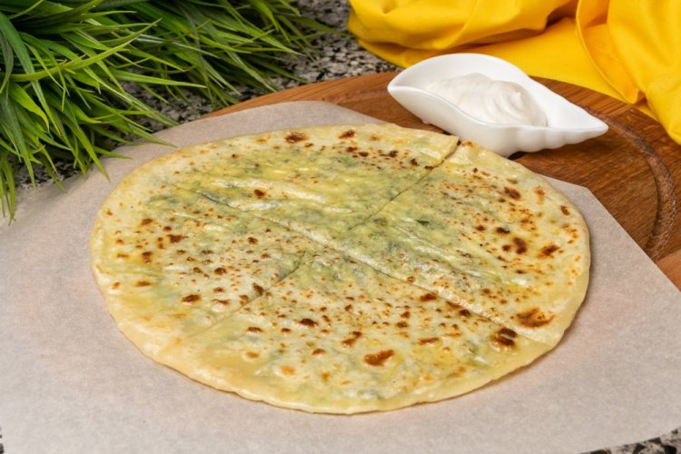 Khychiny mit Rote-Bete-Blättern