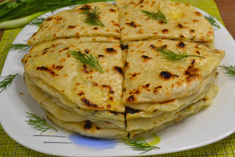 Khychiny mit Tomaten und Käse