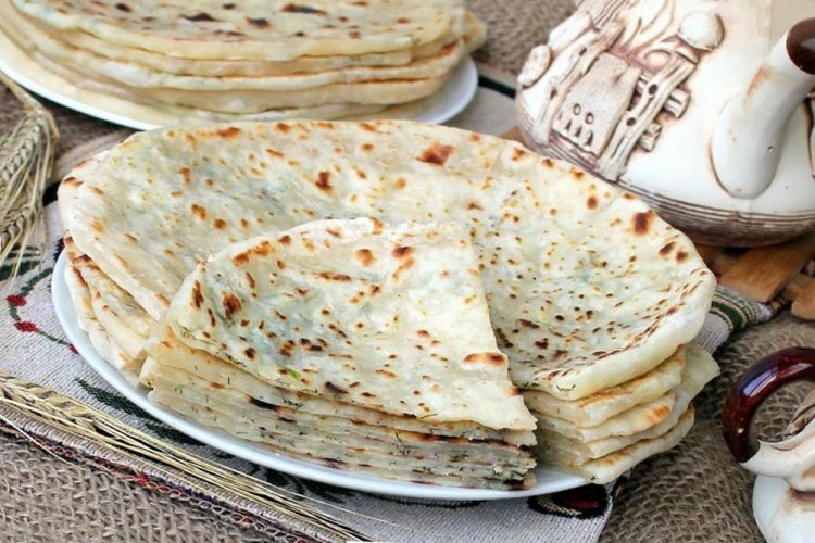 Khychiny mit Kartoffeln und Brennnesseln