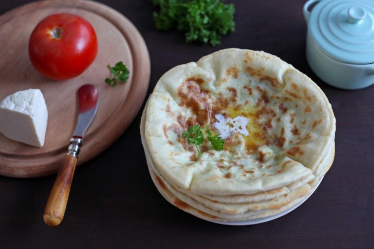 Khychiny mit Spinat