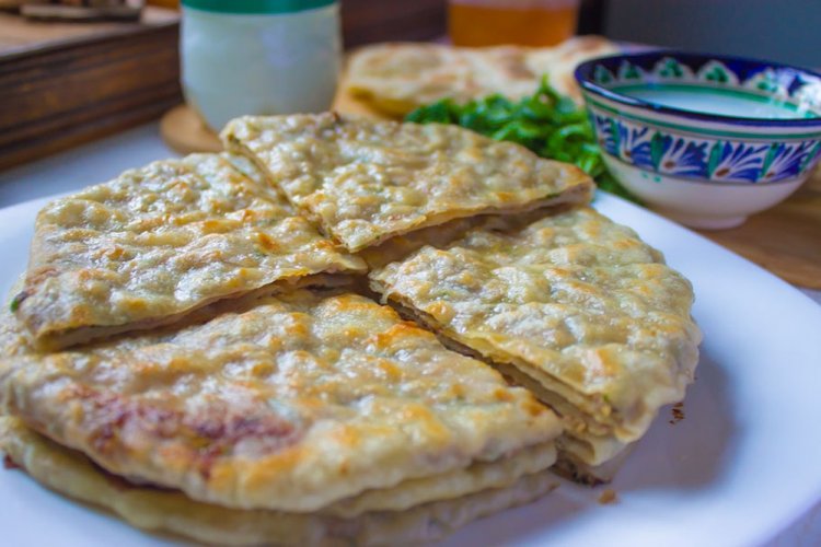 Khychiny mit Fleisch