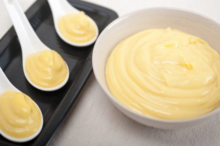 Condensed Milk and Egg Frosting for Cake