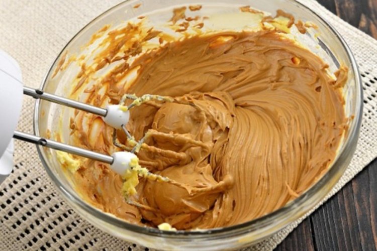 Boiled Condensed Milk and Cottage Cheese Frosting