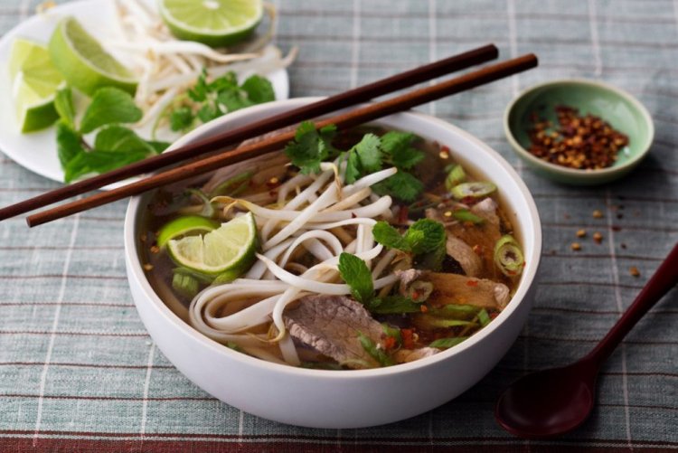 Sopa Pho Bo con caldo de cerdo