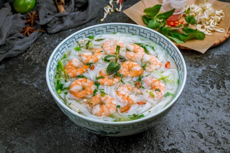 Sopa Pho Bo con camarones