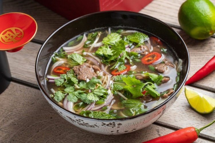 Sopa Pho Bo con ternera asada
