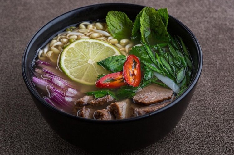Sopa Pho Bo con caldo preparado
